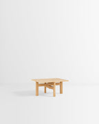 โต๊ะกาแฟทรงสี่เหลี่ยมจาก MOEBE ดีไซน์เรียบง่ายแบบสแกนดิเนเวีย โครงขาไม้ไขว้กลางสร้างความโปร่งเบาและสมดุล ผลิตจากไม้โอ๊กแท้ที่ได้รับการรับรอง FSC สะท้อนแนวคิดของ Old Pine Trees เรื่องความงามที่ใช้งานได้จริงและอยู่กับเราได้นาน