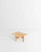 โต๊ะกาแฟทรงสี่เหลี่ยมจาก MOEBE ดีไซน์เรียบง่ายแบบสแกนดิเนเวีย โครงขาไม้ไขว้กลางสร้างความโปร่งเบาและสมดุล ผลิตจากไม้โอ๊กแท้ที่ได้รับการรับรอง FSC สะท้อนแนวคิดของ Old Pine Trees เรื่องความงามที่ใช้งานได้จริงและอยู่กับเราได้นาน