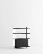 ชั้นวางของ ชั้นเก็บของ ชั้นวางตกแต่งบ้าน ชั้นจัดแสดงของสะสม ชั้นจัดระเบียบ และชั้นโชว์ของจาก MOEBE ดีไซน์เรียบง่ายแบบสแกนดิเนเวีย ปรับเปลี่ยนได้ตามพื้นที่และการใช้งาน ผลิตจากไม้โอ๊กแท้และเหล็กเคลือบสีพาวเดอร์ สะท้อนแนวคิดของ Old Pine Trees เรื่องความงามที่ใช้งานได้จริงและอยู่กับเราได้นาน