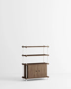 ชั้นวางของ ชั้นเก็บของ ชั้นวางตกแต่งบ้าน ชั้นจัดแสดงของสะสม ชั้นจัดระเบียบ และชั้นโชว์ของจาก MOEBE ดีไซน์เรียบง่ายแบบสแกนดิเนเวีย ปรับเปลี่ยนได้ตามพื้นที่และการใช้งาน ผลิตจากไม้โอ๊กแท้และเหล็กเคลือบสีพาวเดอร์ สะท้อนแนวคิดของ Old Pine Trees เรื่องความงามที่ใช้งานได้จริงและอยู่กับเราได้นาน