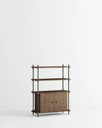 ชั้นวางของ ชั้นเก็บของ ชั้นวางตกแต่งบ้าน ชั้นจัดแสดงของสะสม ชั้นจัดระเบียบ และชั้นโชว์ของจาก MOEBE ดีไซน์เรียบง่ายแบบสแกนดิเนเวีย ปรับเปลี่ยนได้ตามพื้นที่และการใช้งาน ผลิตจากไม้โอ๊กแท้และเหล็กเคลือบสีพาวเดอร์ สะท้อนแนวคิดของ Old Pine Trees เรื่องความงามที่ใช้งานได้จริงและอยู่กับเราได้นาน