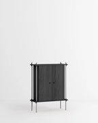 ชั้นวางของ ชั้นเก็บของ ชั้นวางตกแต่งบ้าน ชั้นจัดแสดงของสะสม ชั้นจัดระเบียบ และชั้นโชว์ของจาก MOEBE ดีไซน์เรียบง่ายแบบสแกนดิเนเวีย ปรับเปลี่ยนได้ตามพื้นที่และการใช้งาน ผลิตจากไม้โอ๊กแท้และเหล็กเคลือบสีพาวเดอร์ สะท้อนแนวคิดของ Old Pine Trees เรื่องความงามที่ใช้งานได้จริงและอยู่กับเราได้นาน