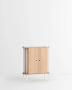 ชั้นวางของ ชั้นเก็บของ ชั้นวางตกแต่งบ้าน ชั้นจัดแสดงของสะสม ชั้นจัดระเบียบ และชั้นโชว์ของจาก MOEBE ดีไซน์เรียบง่ายแบบสแกนดิเนเวีย ปรับเปลี่ยนได้ตามพื้นที่และการใช้งาน ผลิตจากไม้โอ๊กแท้และเหล็กเคลือบสีพาวเดอร์ สะท้อนแนวคิดของ Old Pine Trees เรื่องความงามที่ใช้งานได้จริงและอยู่กับเราได้นาน