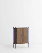 ชั้นวางของ ชั้นเก็บของ ชั้นวางตกแต่งบ้าน ชั้นจัดแสดงของสะสม ชั้นจัดระเบียบ และชั้นโชว์ของจาก MOEBE ดีไซน์เรียบง่ายแบบสแกนดิเนเวีย ปรับเปลี่ยนได้ตามพื้นที่และการใช้งาน ผลิตจากไม้โอ๊กแท้และเหล็กเคลือบสีพาวเดอร์ สะท้อนแนวคิดของ Old Pine Trees เรื่องความงามที่ใช้งานได้จริงและอยู่กับเราได้นาน