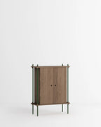 ชั้นวางของ ชั้นเก็บของ ชั้นวางตกแต่งบ้าน ชั้นจัดแสดงของสะสม ชั้นจัดระเบียบ และชั้นโชว์ของจาก MOEBE ดีไซน์เรียบง่ายแบบสแกนดิเนเวีย ปรับเปลี่ยนได้ตามพื้นที่และการใช้งาน ผลิตจากไม้โอ๊กแท้และเหล็กเคลือบสีพาวเดอร์ สะท้อนแนวคิดของ Old Pine Trees เรื่องความงามที่ใช้งานได้จริงและอยู่กับเราได้นาน