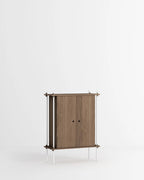 ชั้นวางของ ชั้นเก็บของ ชั้นวางตกแต่งบ้าน ชั้นจัดแสดงของสะสม ชั้นจัดระเบียบ และชั้นโชว์ของจาก MOEBE ดีไซน์เรียบง่ายแบบสแกนดิเนเวีย ปรับเปลี่ยนได้ตามพื้นที่และการใช้งาน ผลิตจากไม้โอ๊กแท้และเหล็กเคลือบสีพาวเดอร์ สะท้อนแนวคิดของ Old Pine Trees เรื่องความงามที่ใช้งานได้จริงและอยู่กับเราได้นาน