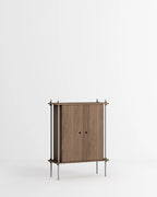 ชั้นวางของ ชั้นเก็บของ ชั้นวางตกแต่งบ้าน ชั้นจัดแสดงของสะสม ชั้นจัดระเบียบ และชั้นโชว์ของจาก MOEBE ดีไซน์เรียบง่ายแบบสแกนดิเนเวีย ปรับเปลี่ยนได้ตามพื้นที่และการใช้งาน ผลิตจากไม้โอ๊กแท้และเหล็กเคลือบสีพาวเดอร์ สะท้อนแนวคิดของ Old Pine Trees เรื่องความงามที่ใช้งานได้จริงและอยู่กับเราได้นาน