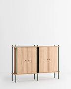 ชั้นวางของ ชั้นเก็บของ ชั้นวางตกแต่งบ้าน ชั้นจัดแสดงของสะสม ชั้นจัดระเบียบ และชั้นโชว์ของจาก MOEBE ดีไซน์เรียบง่ายแบบสแกนดิเนเวีย ปรับเปลี่ยนได้ตามพื้นที่และการใช้งาน ผลิตจากไม้โอ๊กแท้และเหล็กเคลือบสีพาวเดอร์ สะท้อนแนวคิดของ Old Pine Trees เรื่องความงามที่ใช้งานได้จริงและอยู่กับเราได้นาน