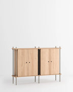 ชั้นวางของ ชั้นเก็บของ ชั้นวางตกแต่งบ้าน ชั้นจัดแสดงของสะสม ชั้นจัดระเบียบ และชั้นโชว์ของจาก MOEBE ดีไซน์เรียบง่ายแบบสแกนดิเนเวีย ปรับเปลี่ยนได้ตามพื้นที่และการใช้งาน ผลิตจากไม้โอ๊กแท้และเหล็กเคลือบสีพาวเดอร์ สะท้อนแนวคิดของ Old Pine Trees เรื่องความงามที่ใช้งานได้จริงและอยู่กับเราได้นาน