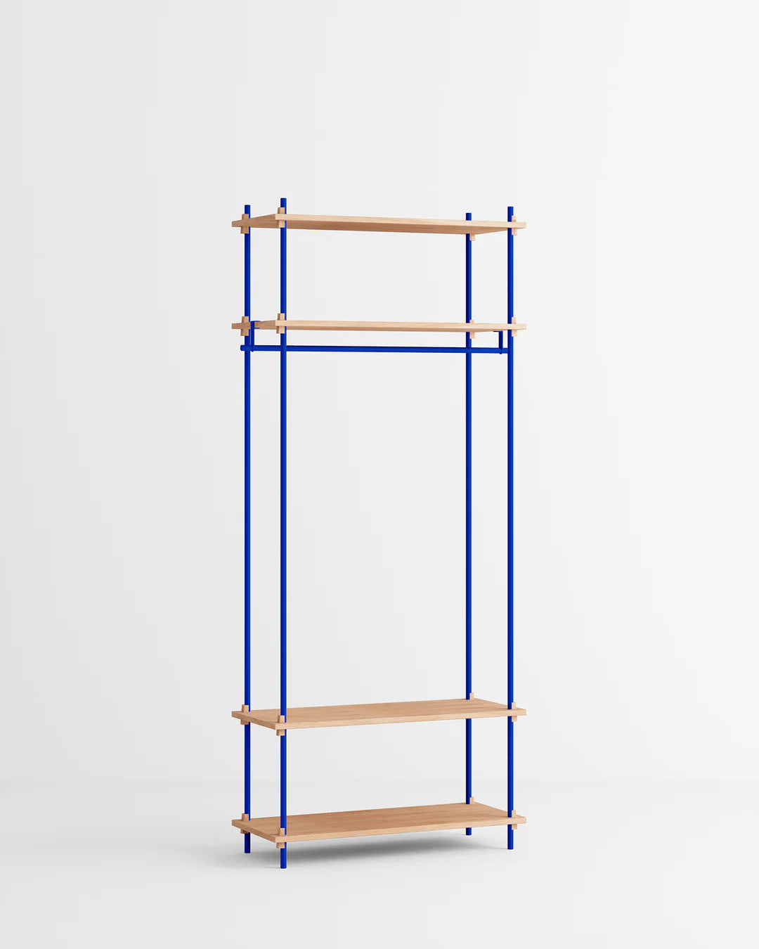 ราวแขวนผ้า MOEBE แบบโมดูลาร์ ทำจากไม้โอ๊กสไตล์สแกนดิเนเวียน นำเข้าโดย Old Pine Trees ปรับแต่งได้ไม่สิ้นสุด เพิ่มชิ้นส่วนหรือปรับรูปแบบได้ตามต้องการ โครงสร้างแบบคอมโพเนนต์ แข็งแรง ใช้งานได้นาน เหมาะสำหรับการจัดเก็บเสื้อผ้าและตกแต่งบ้านในสไตล์สแกนดิเนเวียนอย่างเป็นระเบียบ