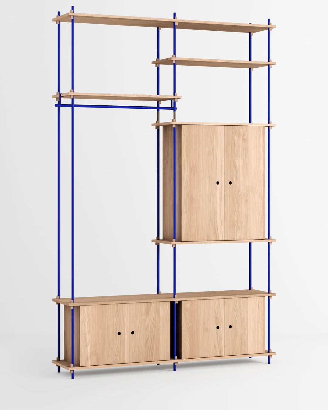 ราวแขวนผ้า MOEBE แบบโมดูลาร์ ทำจากไม้โอ๊กสไตล์สแกนดิเนเวียน นำเข้าโดย Old Pine Trees ปรับแต่งได้ไม่สิ้นสุด เพิ่มชิ้นส่วนหรือปรับรูปแบบได้ตามต้องการ โครงสร้างแบบคอมโพเนนต์ แข็งแรง ใช้งานได้นาน เหมาะสำหรับการจัดเก็บเสื้อผ้าและตกแต่งบ้านในสไตล์สแกนดิเนเวียนอย่างเป็นระเบียบ