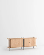 ชั้นวางของจาก MOEBE ดีไซน์เรียบง่ายแบบสแกนดิเนเวีย
ปรับเปลี่ยนได้ตามพื้นที่และการใช้งาน ผลิตจากไม้โอ๊กแท้และเหล็กเคลือบสีพาวเดอร์
สะท้อนแนวคิดของ Old Pine Trees เรื่องความงามที่ใช้งานได้จริงและอยู่กับเราได้นาน