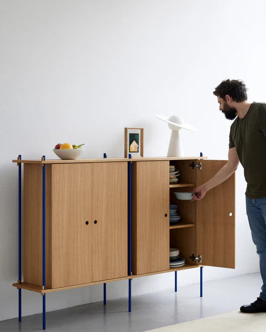 ชั้นวางของ ชั้นเก็บของ ชั้นวางตกแต่งบ้าน ชั้นจัดแสดงของสะสม ชั้นจัดระเบียบ และชั้นโชว์ของจาก MOEBE ดีไซน์เรียบง่ายแบบสแกนดิเนเวีย ปรับเปลี่ยนได้ตามพื้นที่และการใช้งาน ผลิตจากไม้โอ๊กแท้และเหล็กเคลือบสีพาวเดอร์ สะท้อนแนวคิดของ Old Pine Trees เรื่องความงามที่ใช้งานได้จริงและอยู่กับเราได้นาน