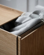 MOEBE Storage Box กล่องเก็บของไม้โอ๊กแบบมินิมัล วางได้ทั้งแนวนอนและแนวตั้ง ใช้เป็นกล่องเก็บของหรือโต๊ะข้าง โต๊ะหัวเตียง จำหน่ายโดย Old Pine Trees