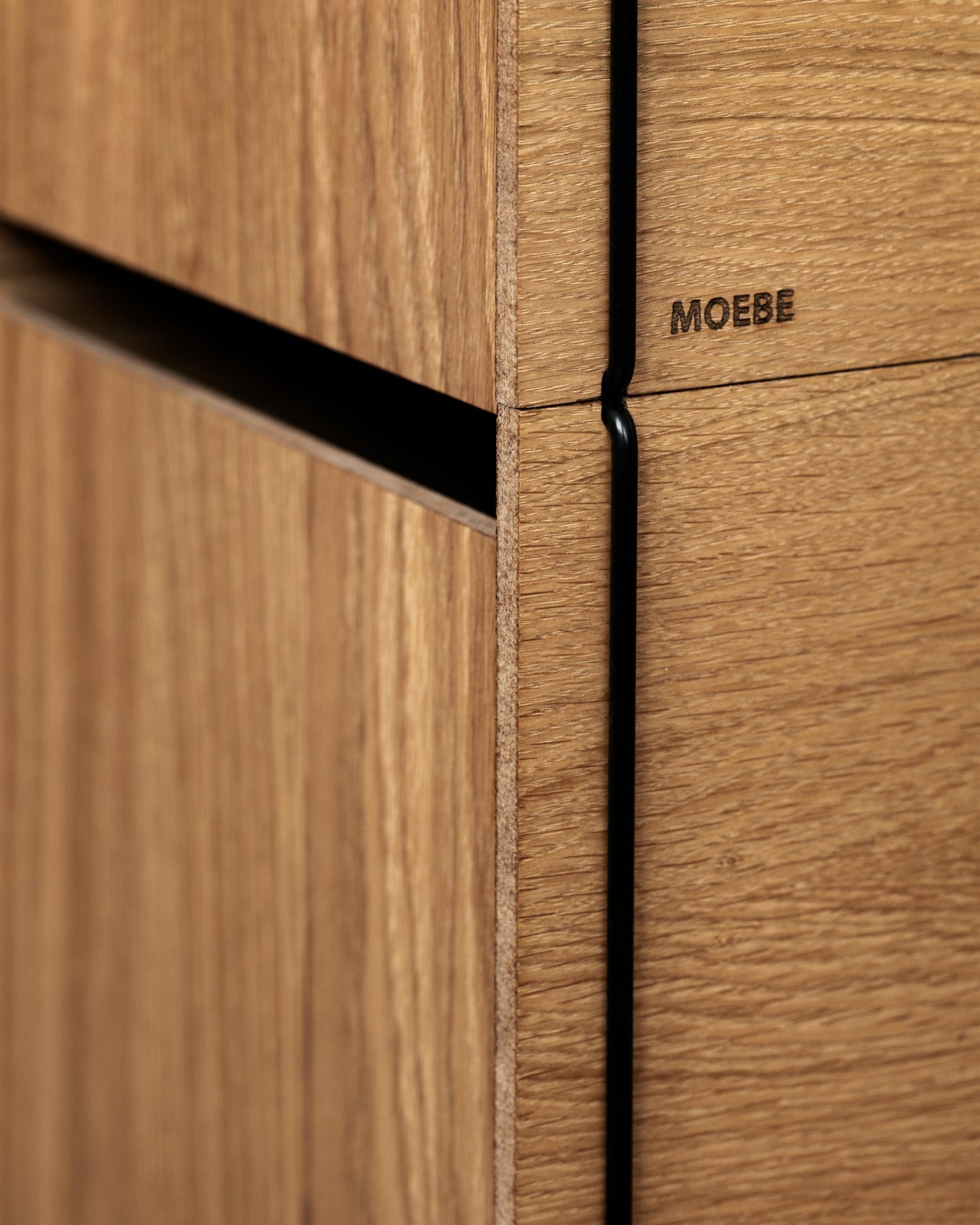 MOEBE Storage Box กล่องเก็บของไม้โอ๊กแบบมินิมัล วางได้ทั้งแนวนอนและแนวตั้ง ใช้เป็นกล่องเก็บของหรือโต๊ะข้าง โต๊ะหัวเตียง จำหน่ายโดย Old Pine Trees