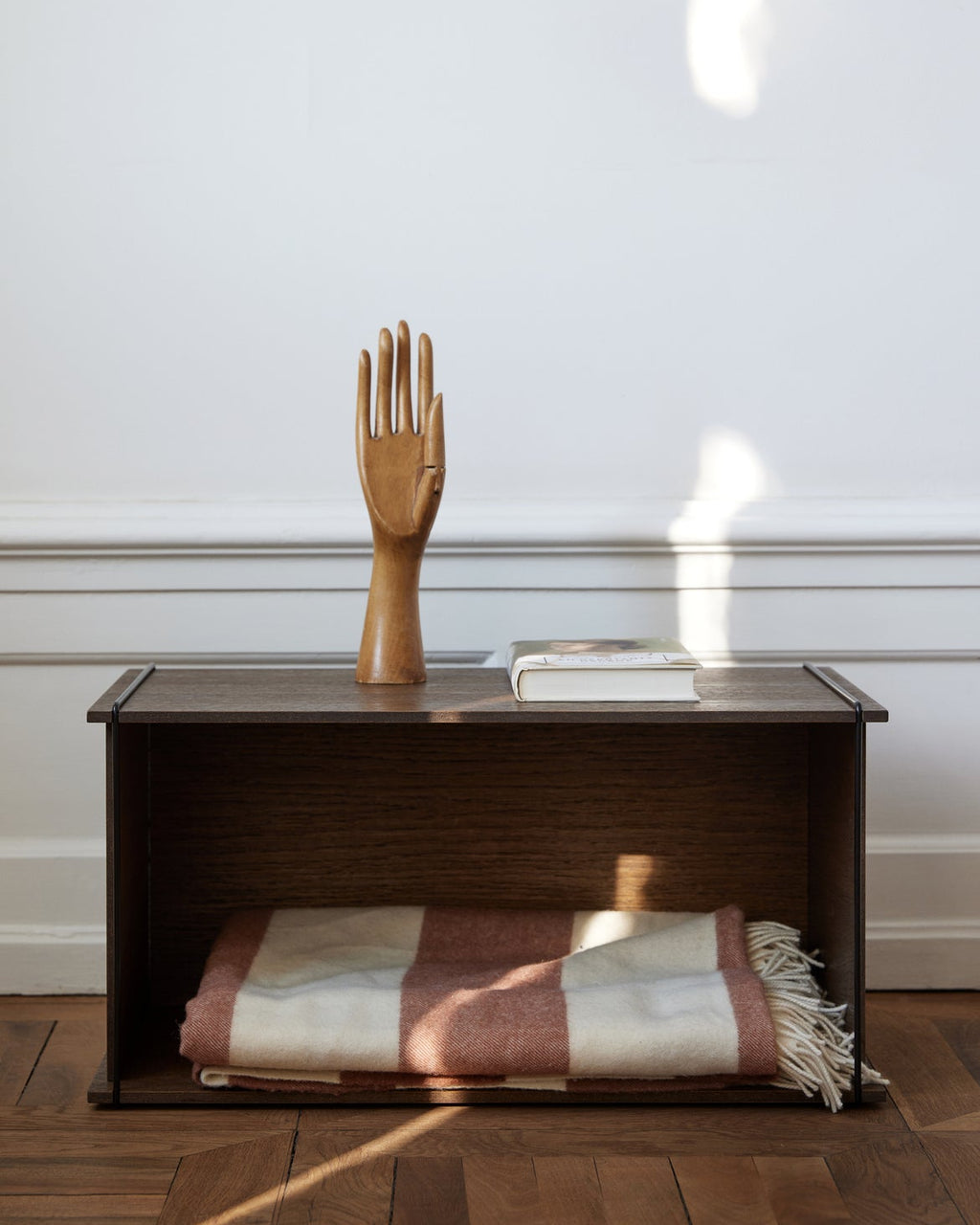 MOEBE Storage Box กล่องเก็บของไม้โอ๊กแบบมินิมัล วางได้ทั้งแนวนอนและแนวตั้ง ใช้เป็นกล่องเก็บของหรือโต๊ะข้าง โต๊ะหัวเตียง จำหน่ายโดย Old Pine Trees