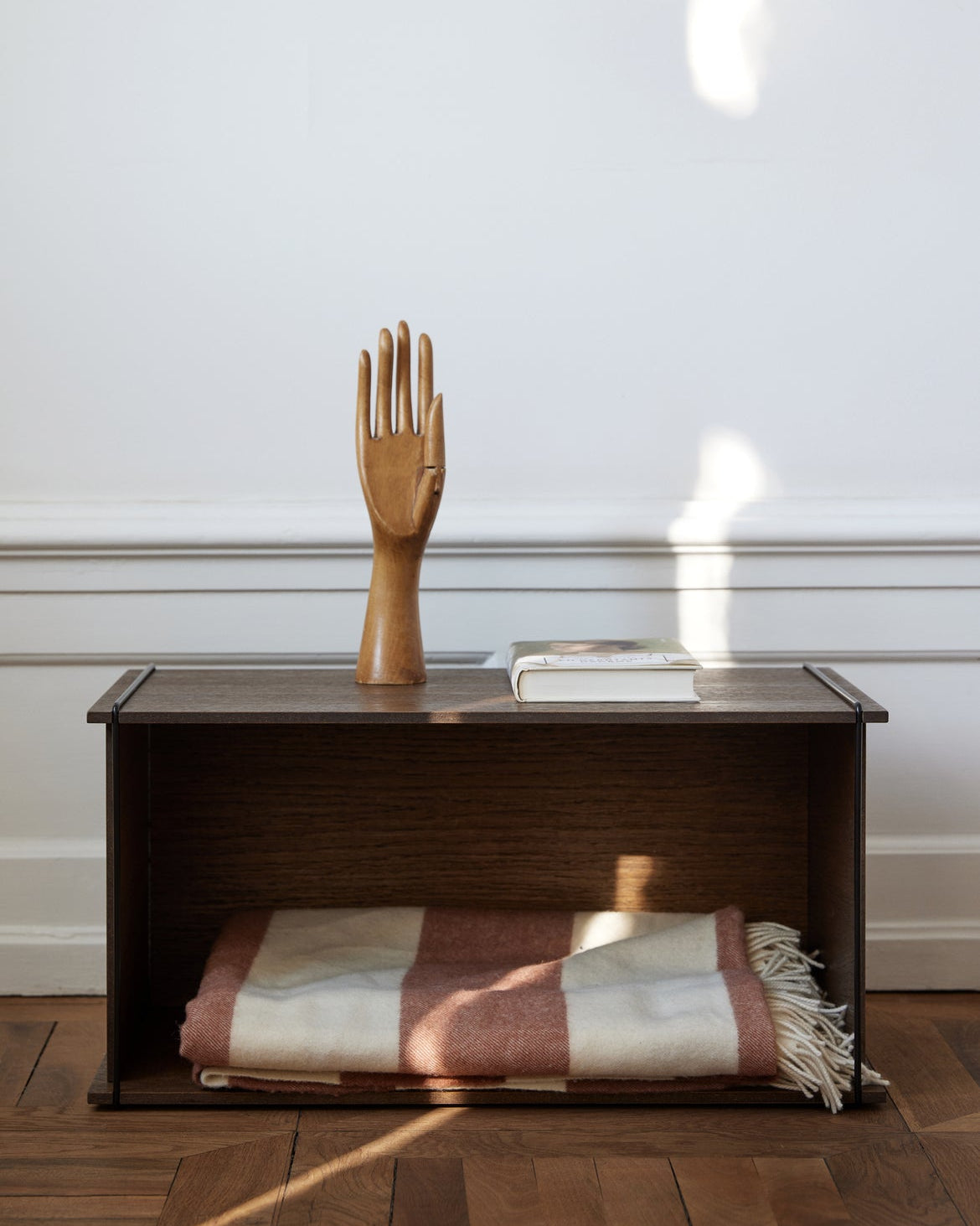 MOEBE Storage Box กล่องเก็บของไม้โอ๊กแบบมินิมัล วางได้ทั้งแนวนอนและแนวตั้ง ใช้เป็นกล่องเก็บของหรือโต๊ะข้าง โต๊ะหัวเตียง จำหน่ายโดย Old Pine Trees