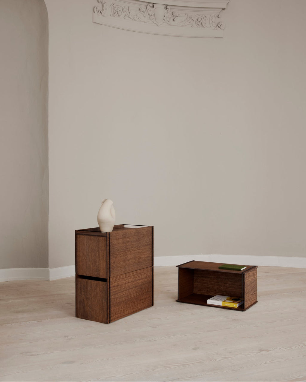 MOEBE Storage Box กล่องเก็บของไม้โอ๊กแบบมินิมัล วางได้ทั้งแนวนอนและแนวตั้ง ใช้เป็นกล่องเก็บของหรือโต๊ะข้าง โต๊ะหัวเตียง จำหน่ายโดย Old Pine Trees