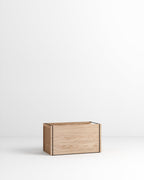 MOEBE Storage Box กล่องเก็บของไม้โอ๊กแบบมินิมัล วางได้ทั้งแนวนอนและแนวตั้ง ใช้เป็นกล่องเก็บของหรือโต๊ะข้าง โต๊ะหัวเตียง จำหน่ายโดย Old Pine Trees