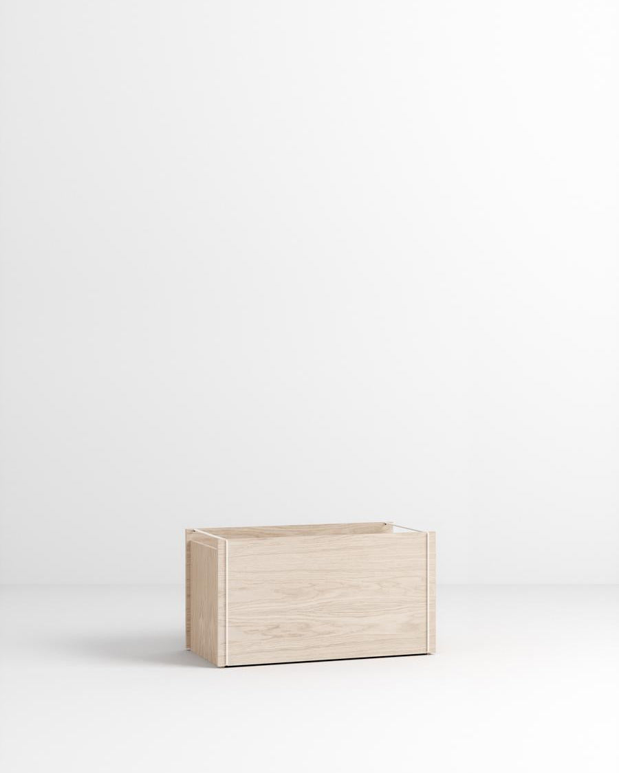 MOEBE Storage Box กล่องเก็บของไม้โอ๊กแบบมินิมัล วางได้ทั้งแนวนอนและแนวตั้ง ใช้เป็นกล่องเก็บของหรือโต๊ะข้าง โต๊ะหัวเตียง จำหน่ายโดย Old Pine Trees