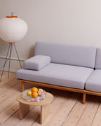 โซฟา Spoke Sofa จาก TAKT แบรนด์เฟอร์นิเจอร์ร่วมสมัยจากเดนมาร์ก ออกแบบโดยสตูดิโอ Anderssen & Voll เพื่อสร้างโซฟาที่ทั้งงดงาม เรียบง่าย และยั่งยืน โครงสร้างไม้โอ๊กแท้ที่ผ่านการรับรอง FSC® ผสมผสานกับเบาะผ้า 100% จาก Kvadrat ทุกส่วนถอดประกอบและซ่อมได้ตามแนวคิด Perpetual Sustainable Design เพื่อยืดอายุการใช้งานและลดของเสีย ดีไซน์แบบสแกนดิเนเวียเผยโครงสร้างอย่างซื่อสัตย์และให้ความรู้สึกอบอุ่น เหมาะกับการใช้งานในทุกพื้นที่ของบ้าน จัดจำหน่ายโดย Old Pine Trees