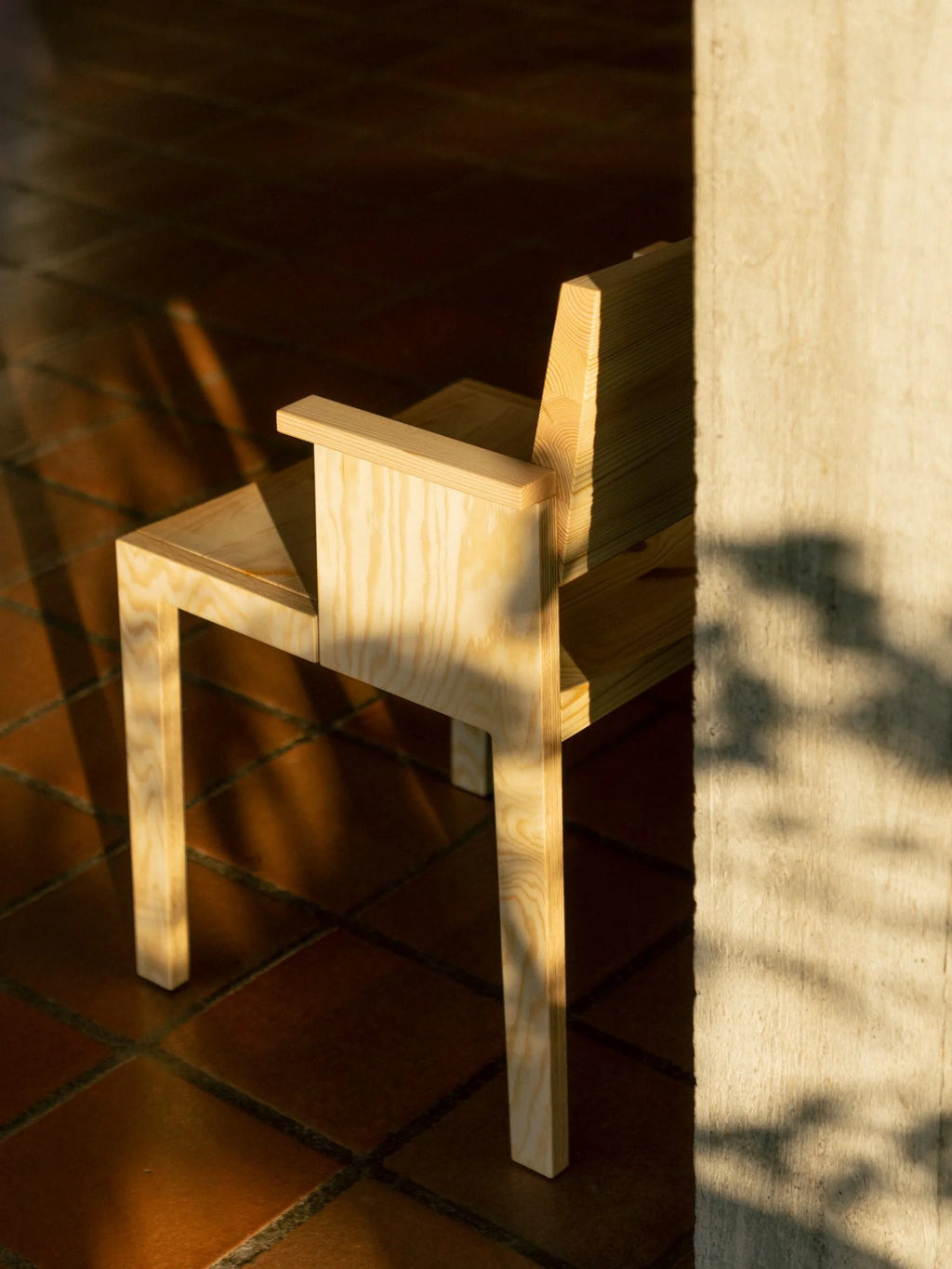 Vaarnii 016 Maasto Dining Armchair เก้าอี้ไม้ pine มีที่วางแขน โครงสร้างเรียบง่าย