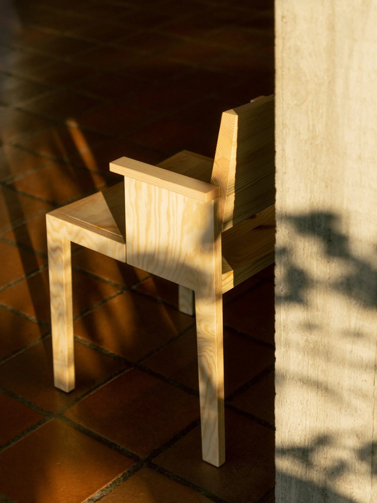 Vaarnii 016 Maasto Dining Armchair เก้าอี้ไม้ pine มีที่วางแขน โครงสร้างเรียบง่าย