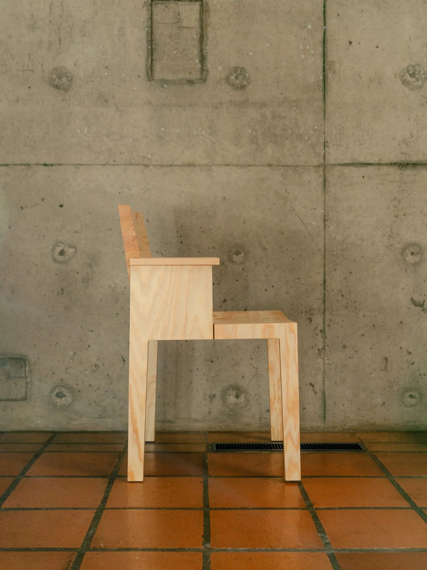 Vaarnii 016 Maasto Dining Armchair เก้าอี้ไม้ pine มีที่วางแขน โครงสร้างเรียบง่าย