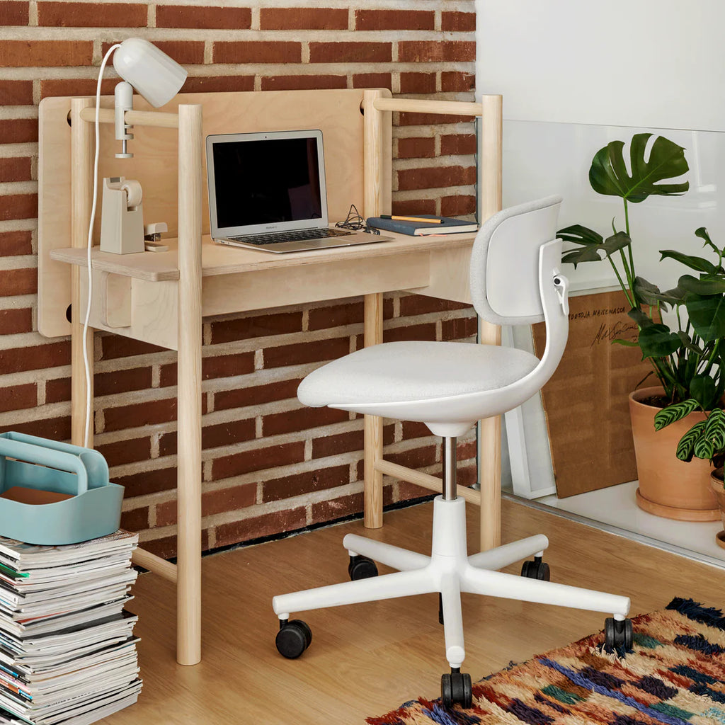 Made by Choice FEM Desk โต๊ะทำงานไม้ ash แบบ multifunctional สำหรับ sitting และ standing use ออกแบบโดย Fyra