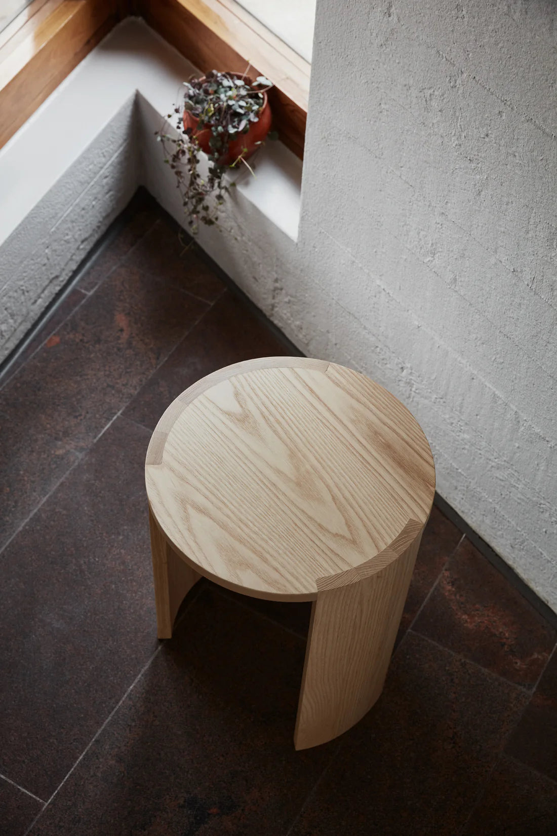 Made by Choice AIRISTO Side Table / Stool เฟอร์นิเจอร์ multifunctional ไม้ ash พร้อม asymmetric foot structure ออกแบบโดย Joanna Laajisto