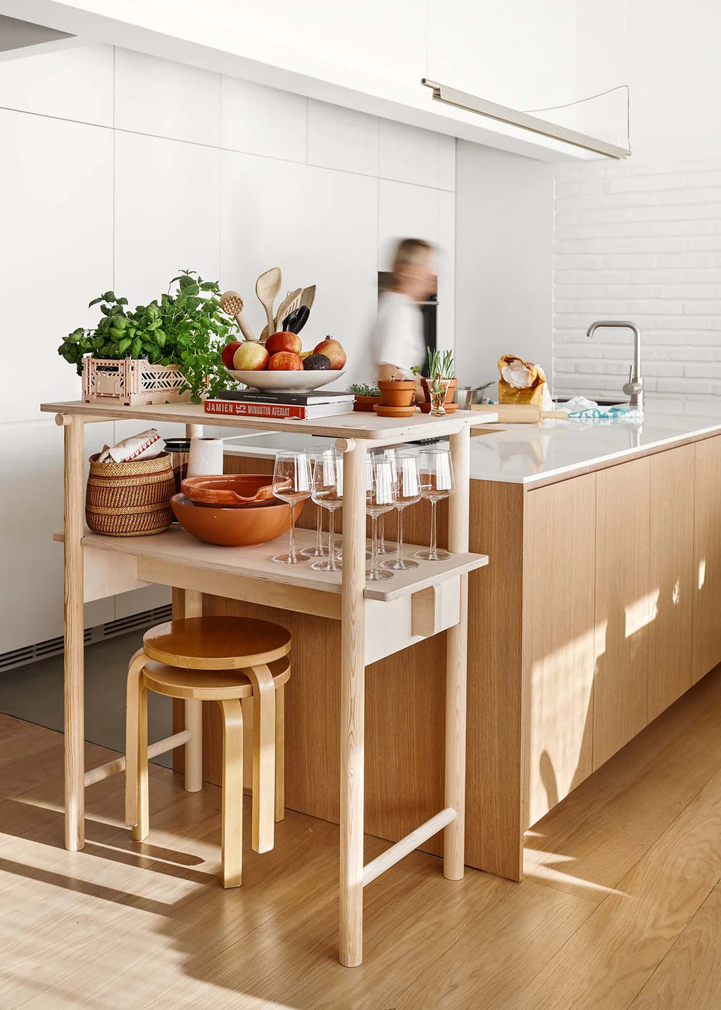 Made by Choice FEM Desk โต๊ะทำงานไม้ ash แบบ multifunctional สำหรับ sitting และ standing use ออกแบบโดย Fyra