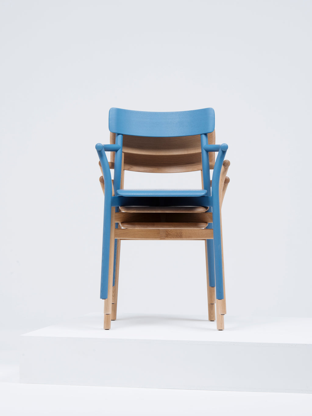 Mattiazzi MC8 CHIARO Armchair เก้าอี้ไม้พร้อม armrests ดีไซน์เรียบง่าย ออกแบบโดย Leon Ransmeier