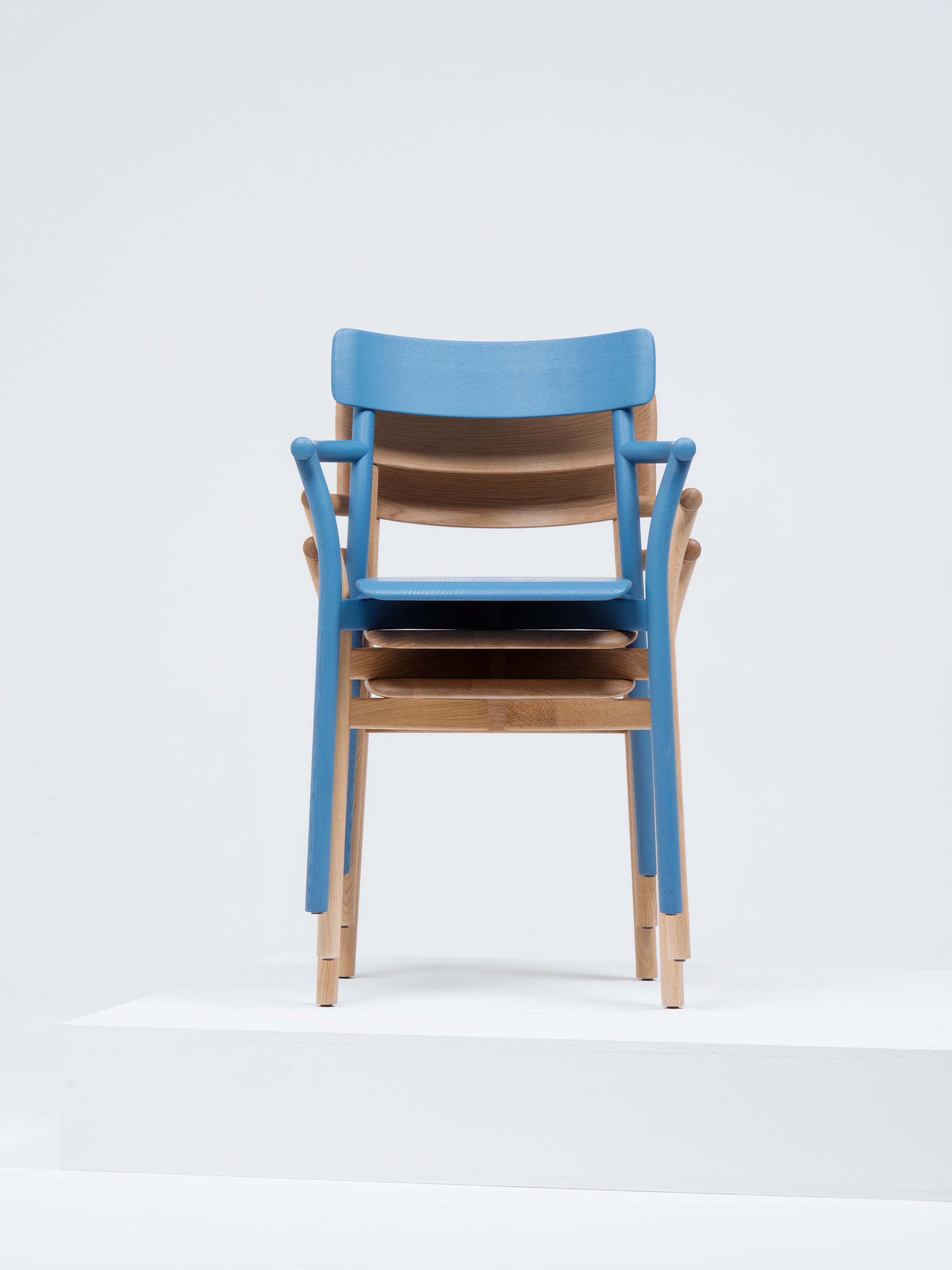 Mattiazzi MC8 CHIARO Armchair เก้าอี้ไม้พร้อม armrests ดีไซน์เรียบง่าย ออกแบบโดย Leon Ransmeier