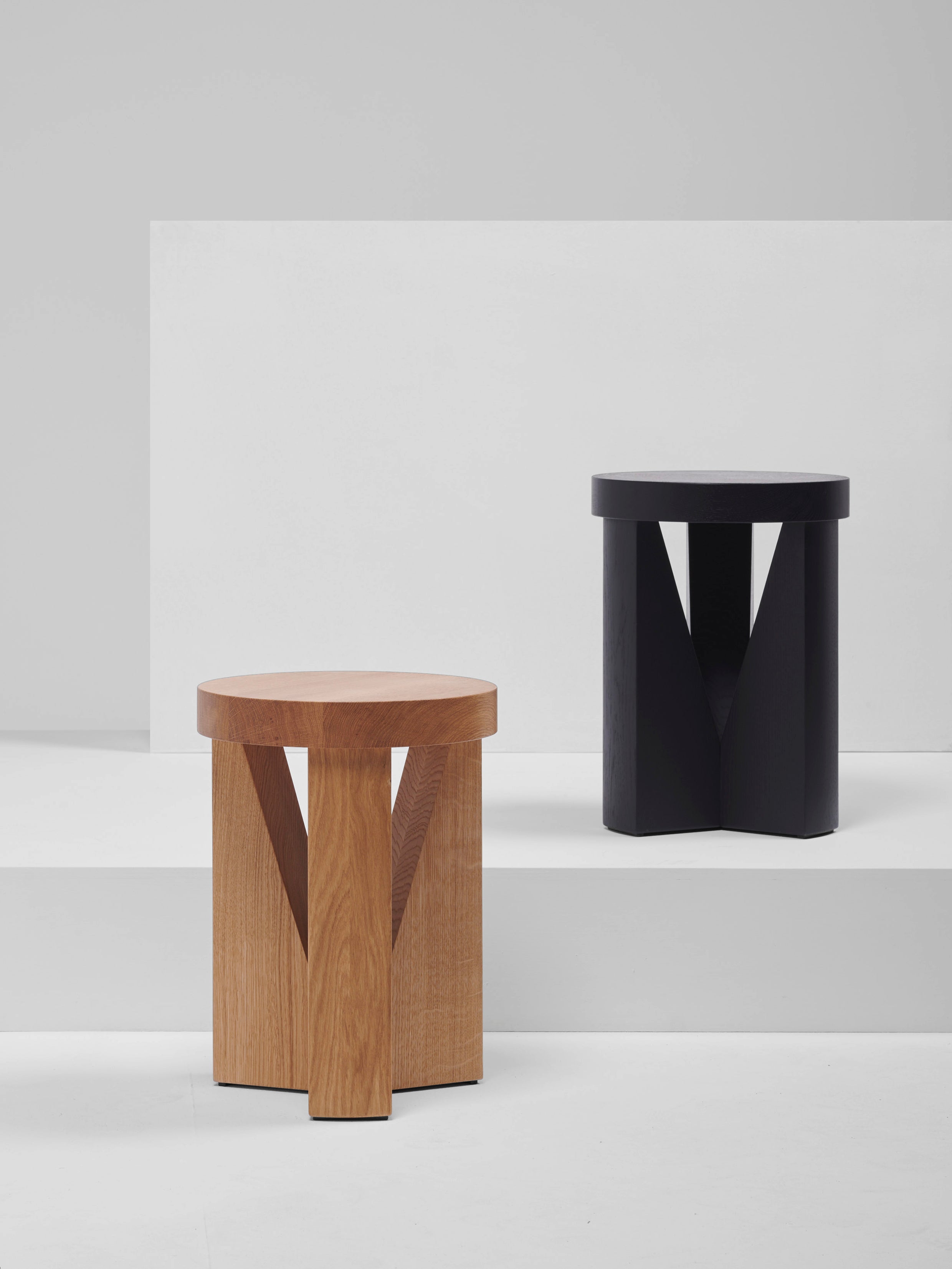 Mattiazzi MC20 CUGINO Stool/Table สตูลและโต๊ะข้างโครงไม้ oak สำหรับพื้นที่ภายในร่วมสมัย