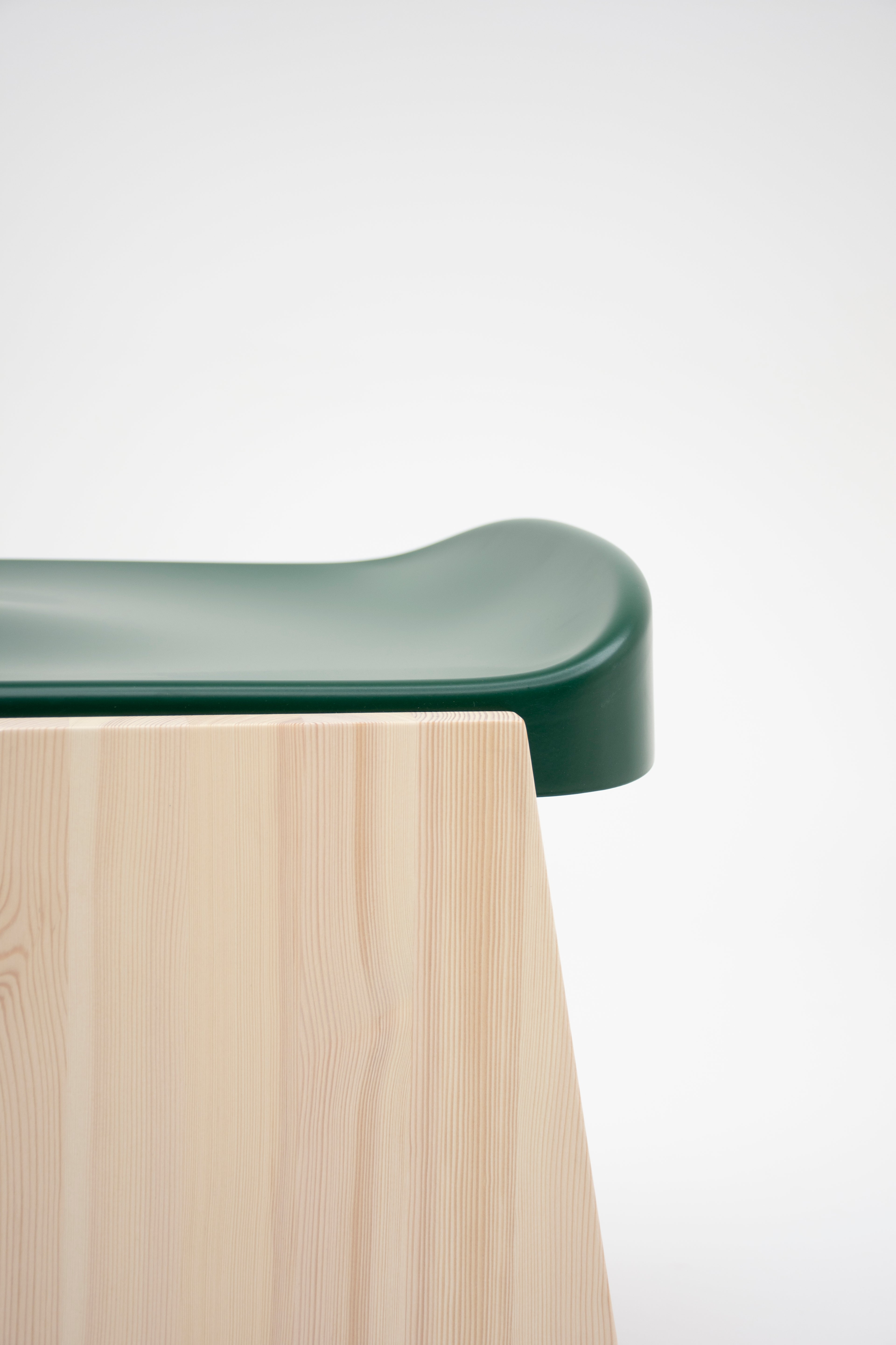 Mattiazzi MC19 FRONDA Stool สตูลโครงไม้ pine พร้อม shelf ใต้ที่นั่งและ steel seat สำหรับพื้นที่ภายในร่วมสมัย