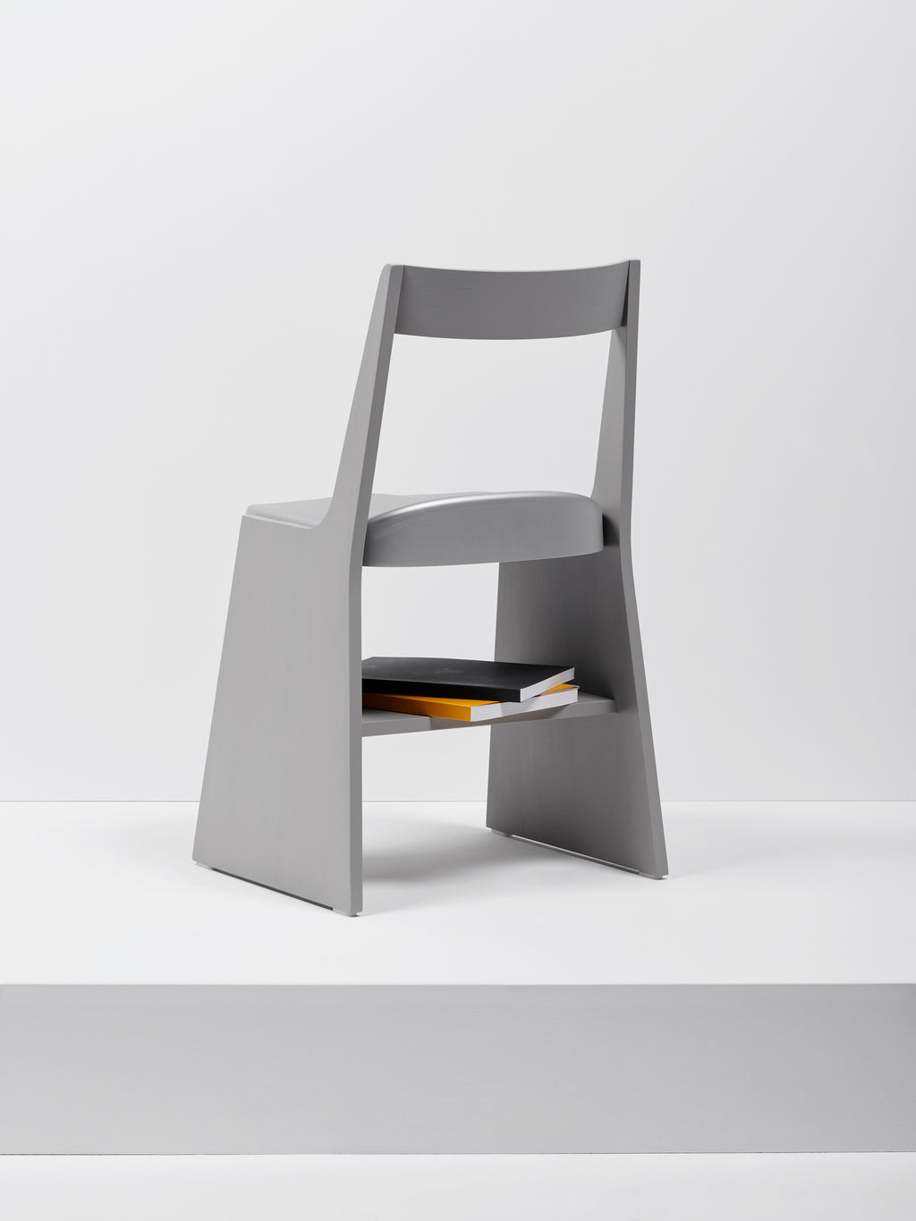 Mattiazzi MC19 FRONDA Chair เก้าอี้โครงไม้ pine พร้อม shelf ใต้ที่นั่งและ steel seat สำหรับพื้นที่ภายในร่วมสมัย