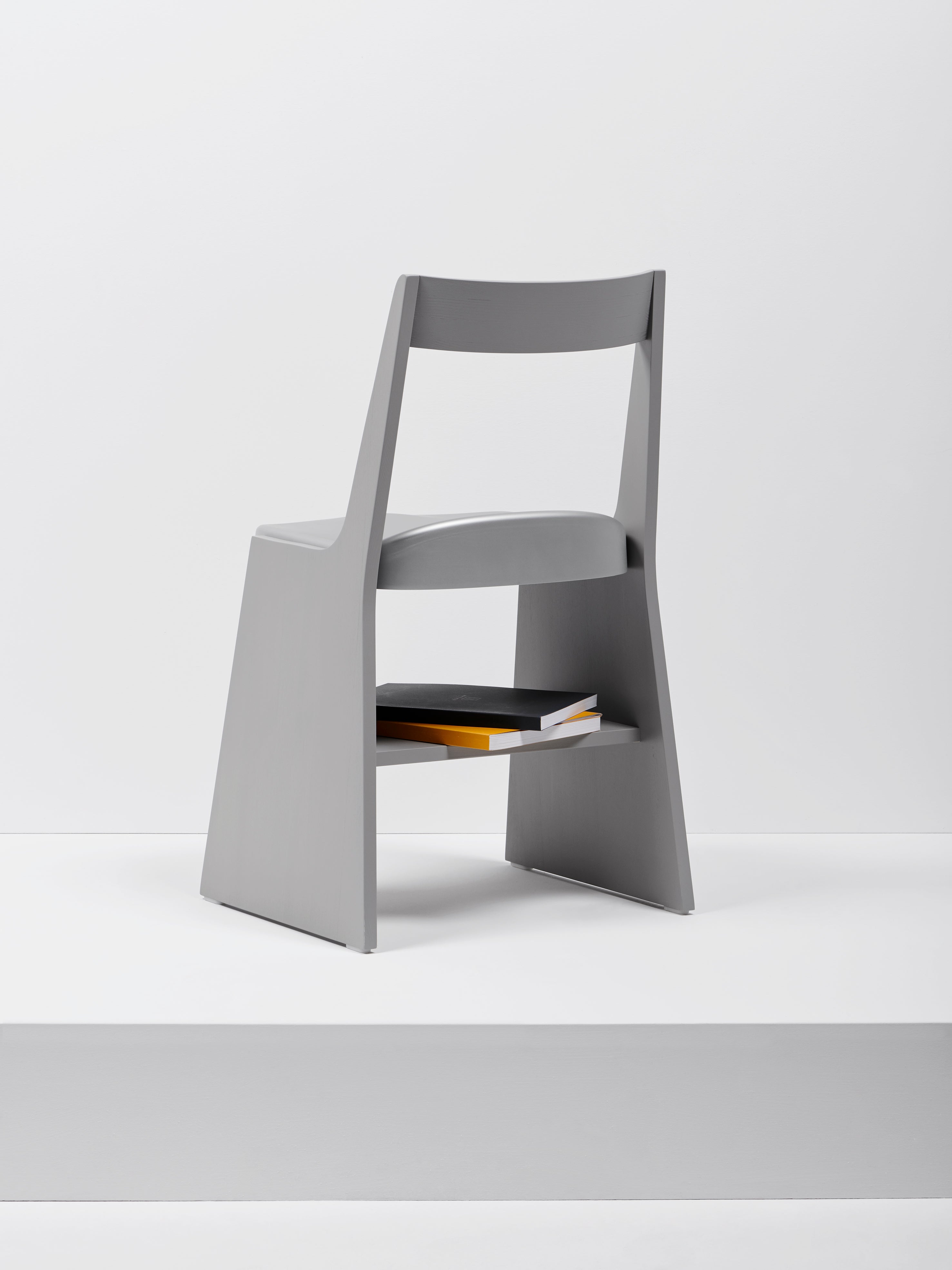Mattiazzi MC19 FRONDA Chair เก้าอี้โครงไม้ pine พร้อม shelf ใต้ที่นั่งและ steel seat สำหรับพื้นที่ภายในร่วมสมัย