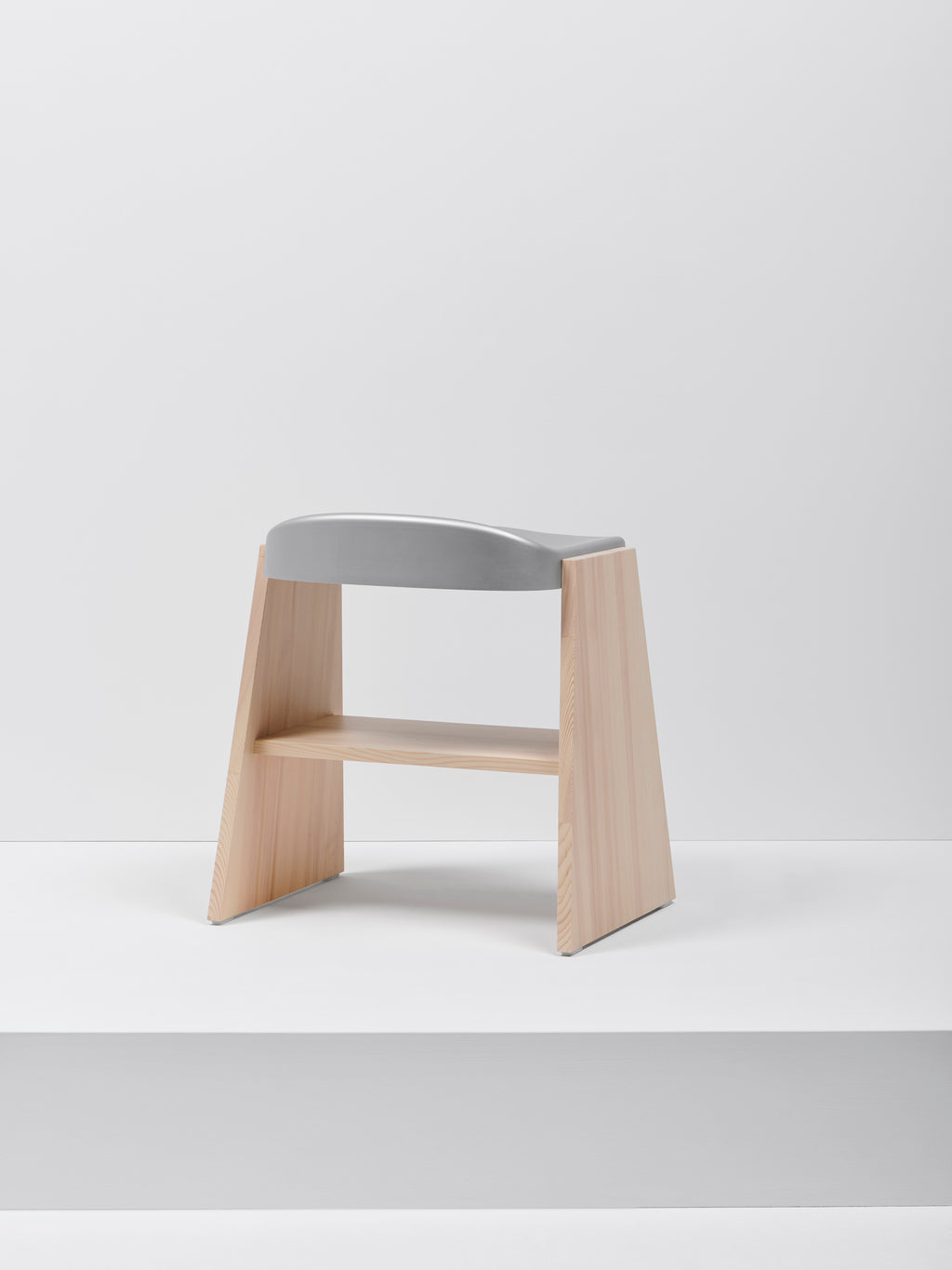Mattiazzi MC19 FRONDA Stool สตูลโครงไม้ pine พร้อม shelf ใต้ที่นั่งและ steel seat สำหรับพื้นที่ภายในร่วมสมัย