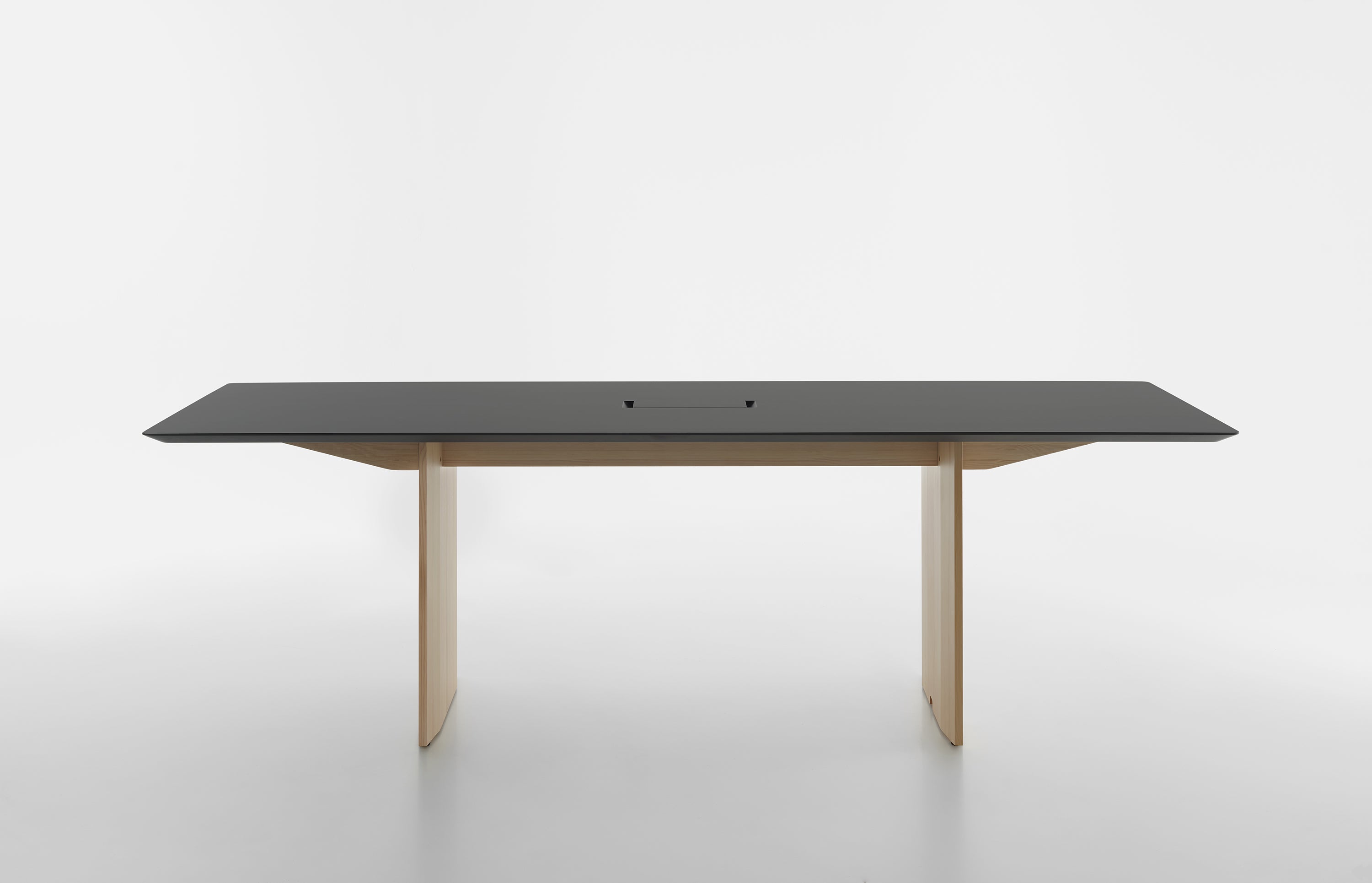 Mattiazzi MC19 FRONDA Table โต๊ะโครงไม้ pine พร้อม FENIX NTM® top สำหรับพื้นที่ทำงานและรับประทานอาหารร่วมสมัย