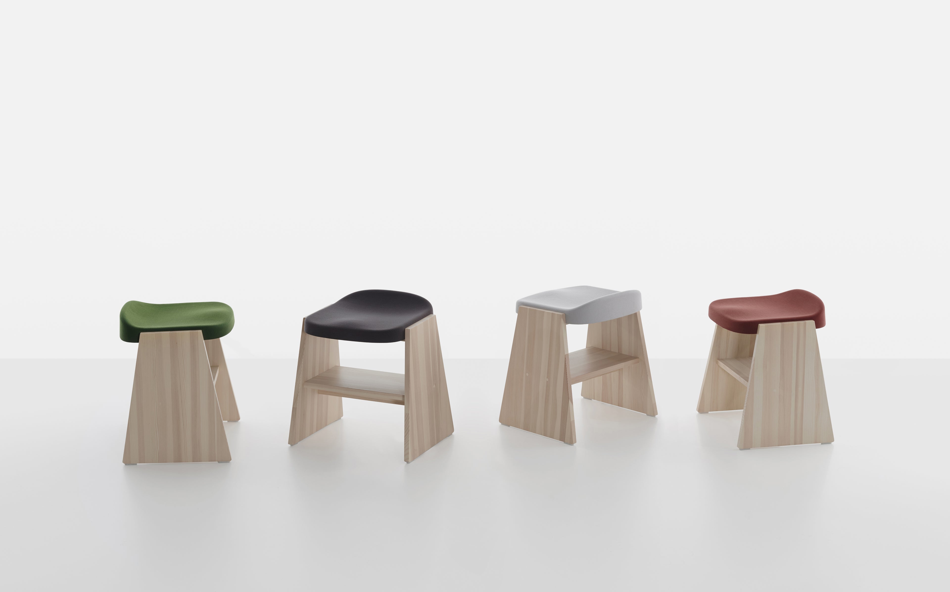 Mattiazzi MC19 FRONDA Stool สตูลโครงไม้ pine พร้อม shelf ใต้ที่นั่งและ steel seat สำหรับพื้นที่ภายในร่วมสมัย