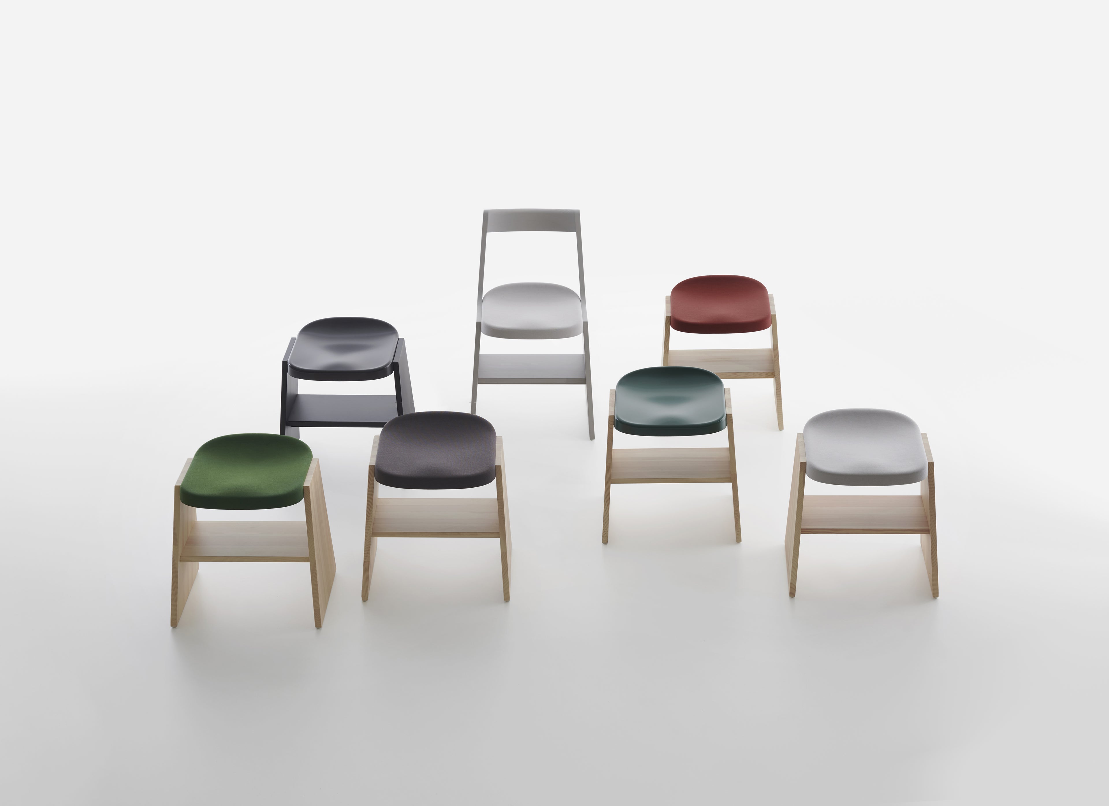 Mattiazzi MC19 FRONDA Stool สตูลโครงไม้ pine พร้อม shelf ใต้ที่นั่งและ steel seat สำหรับพื้นที่ภายในร่วมสมัย