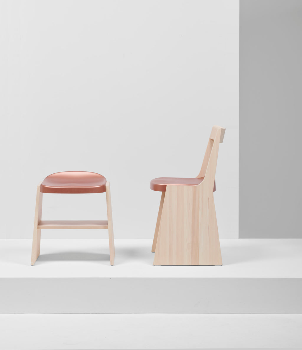 Mattiazzi MC19 FRONDA Stool สตูลโครงไม้ pine พร้อม shelf ใต้ที่นั่งและ steel seat สำหรับพื้นที่ภายในร่วมสมัย