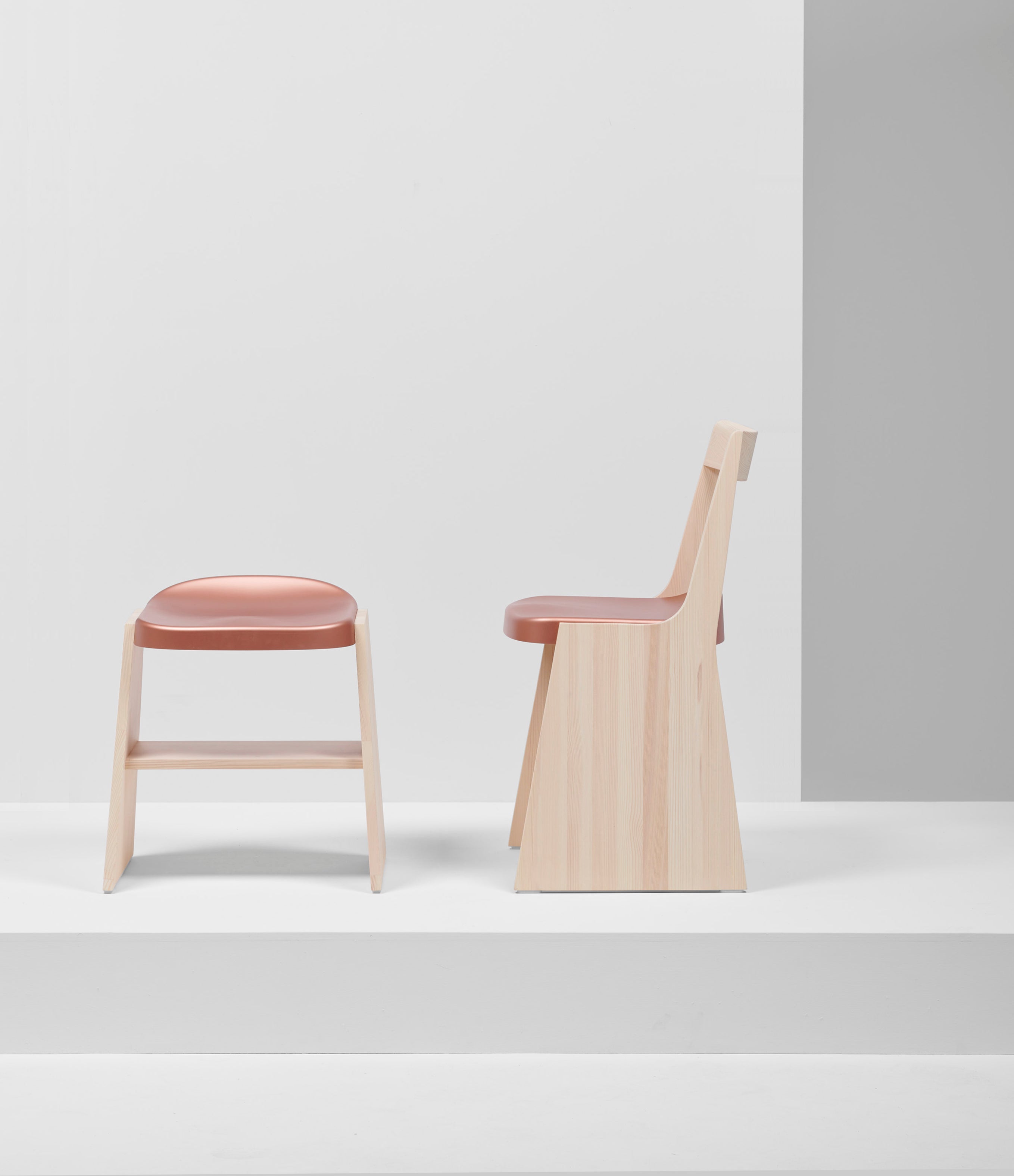 Mattiazzi MC19 FRONDA Stool สตูลโครงไม้ pine พร้อม shelf ใต้ที่นั่งและ steel seat สำหรับพื้นที่ภายในร่วมสมัย