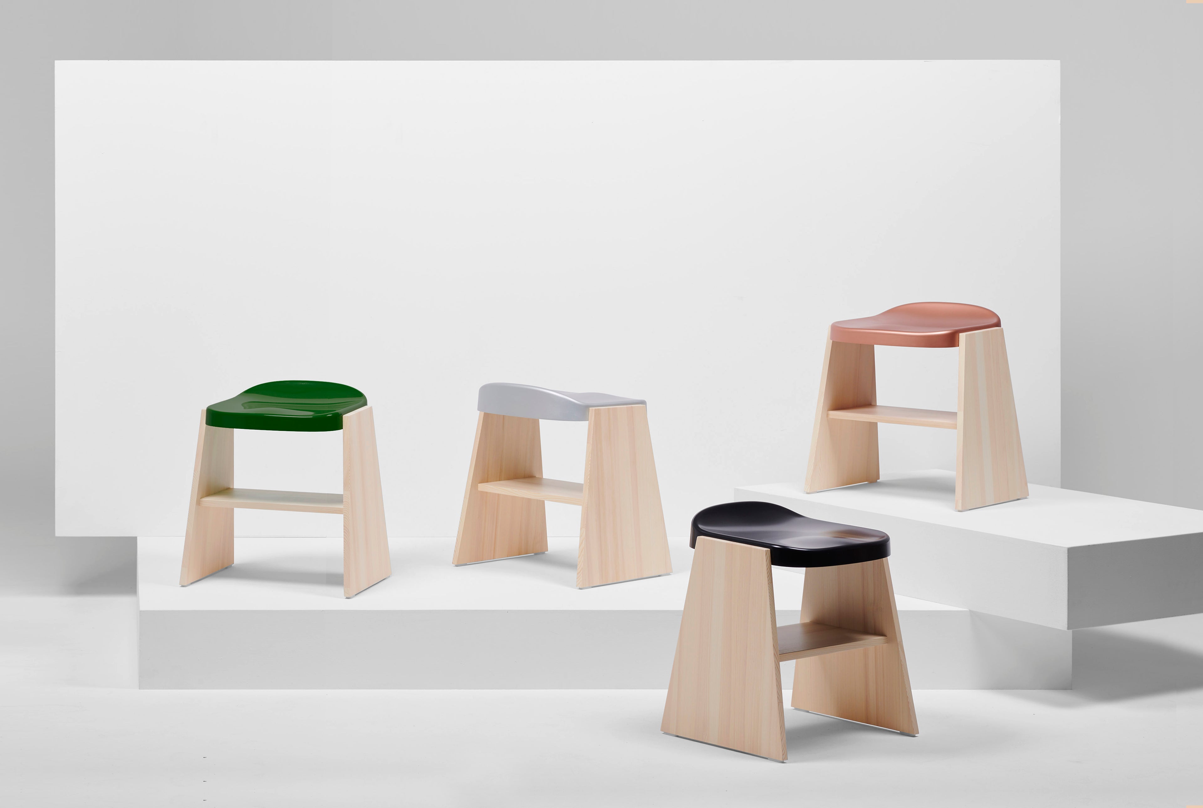 Mattiazzi MC19 FRONDA Stool สตูลโครงไม้ pine พร้อม shelf ใต้ที่นั่งและ steel seat สำหรับพื้นที่ภายในร่วมสมัย