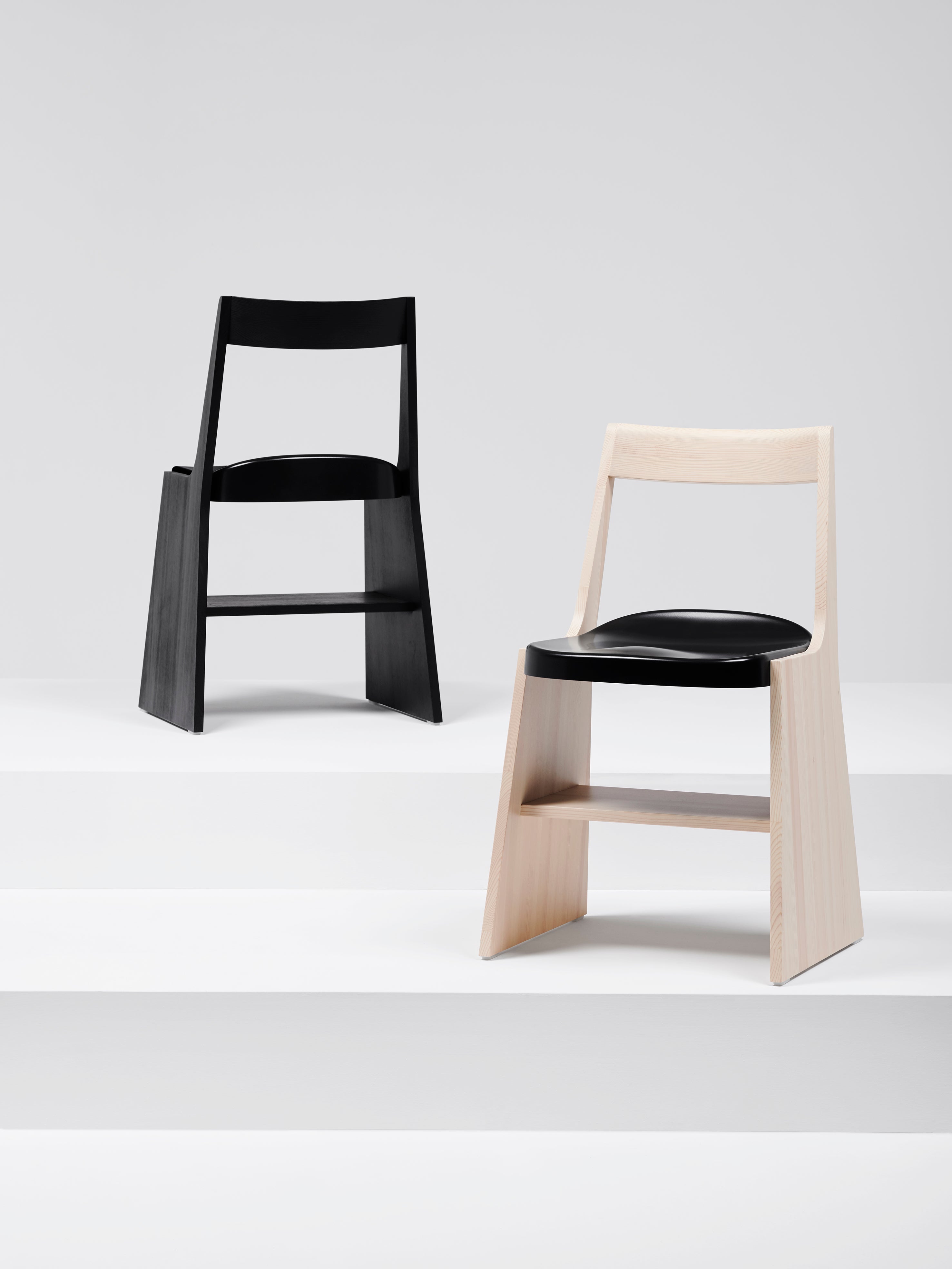 Mattiazzi MC19 FRONDA Chair เก้าอี้โครงไม้ pine พร้อม shelf ใต้ที่นั่งและ steel seat สำหรับพื้นที่ภายในร่วมสมัย