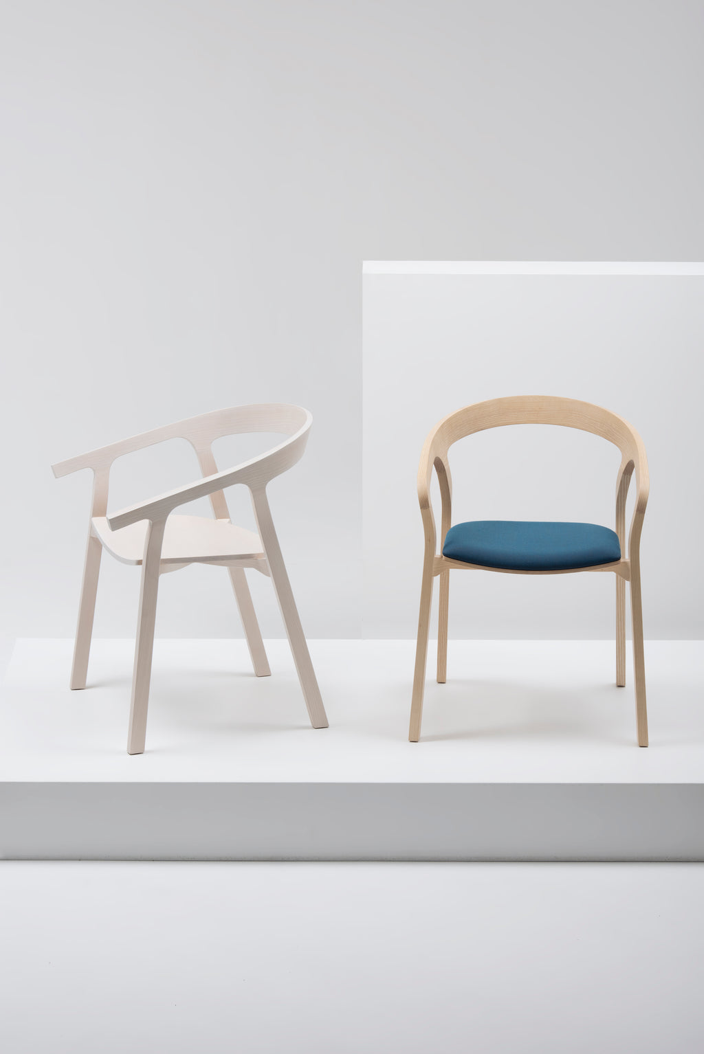 Mattiazzi MC1 HE SAID Chair เก้าอี้ไม้ ash ออกแบบโดย Nitzan Cohen พร้อม armrest ทรงชัดเจนและรายละเอียดงานไม้โค้งต่อเนื่อง