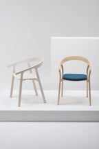 Mattiazzi MC1 HE SAID Chair เก้าอี้ไม้ ash ออกแบบโดย Nitzan Cohen พร้อม armrest ทรงชัดเจนและรายละเอียดงานไม้โค้งต่อเนื่อง