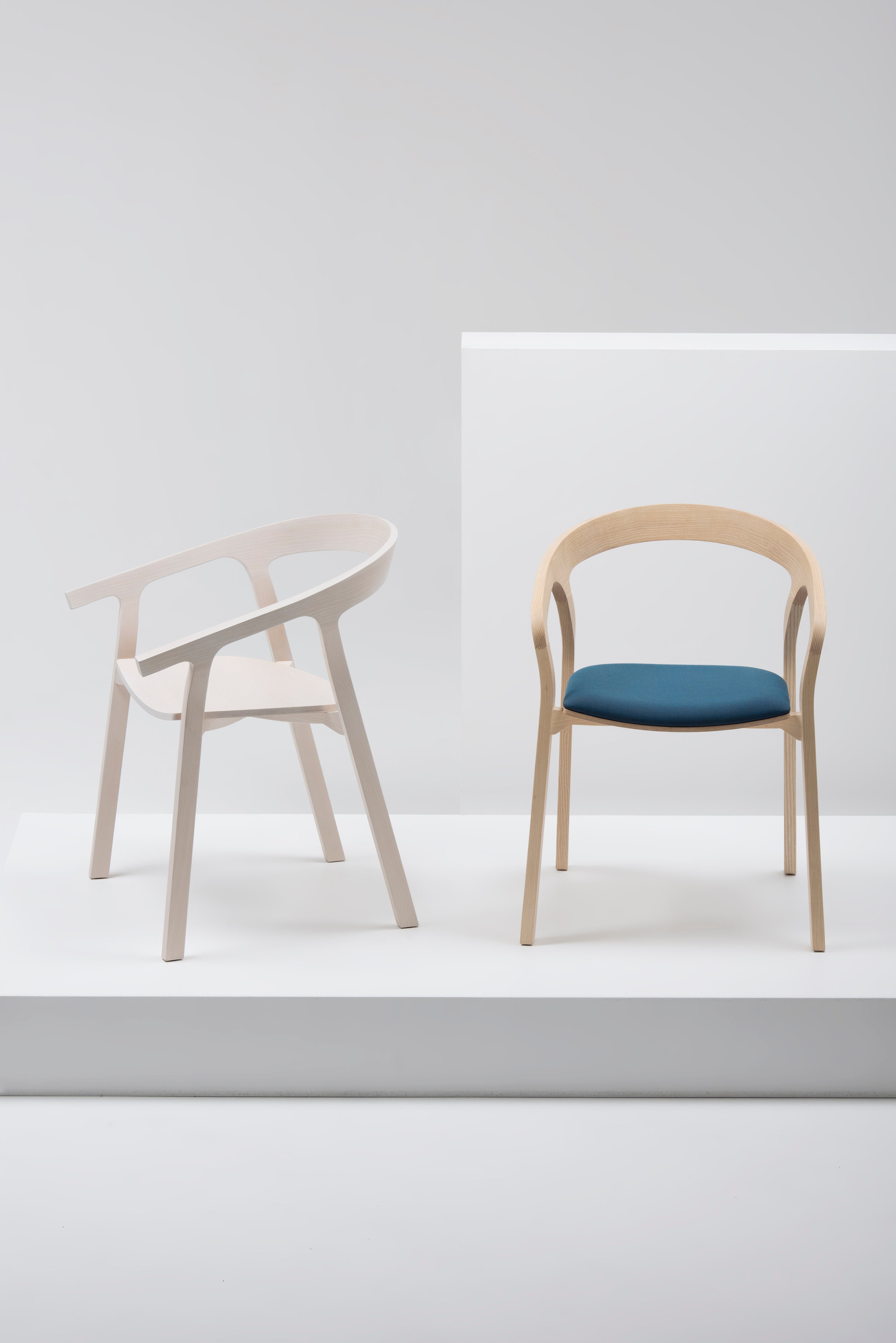 Mattiazzi MC1 HE SAID Chair เก้าอี้ไม้ ash ออกแบบโดย Nitzan Cohen พร้อม armrest ทรงชัดเจนและรายละเอียดงานไม้โค้งต่อเนื่อง