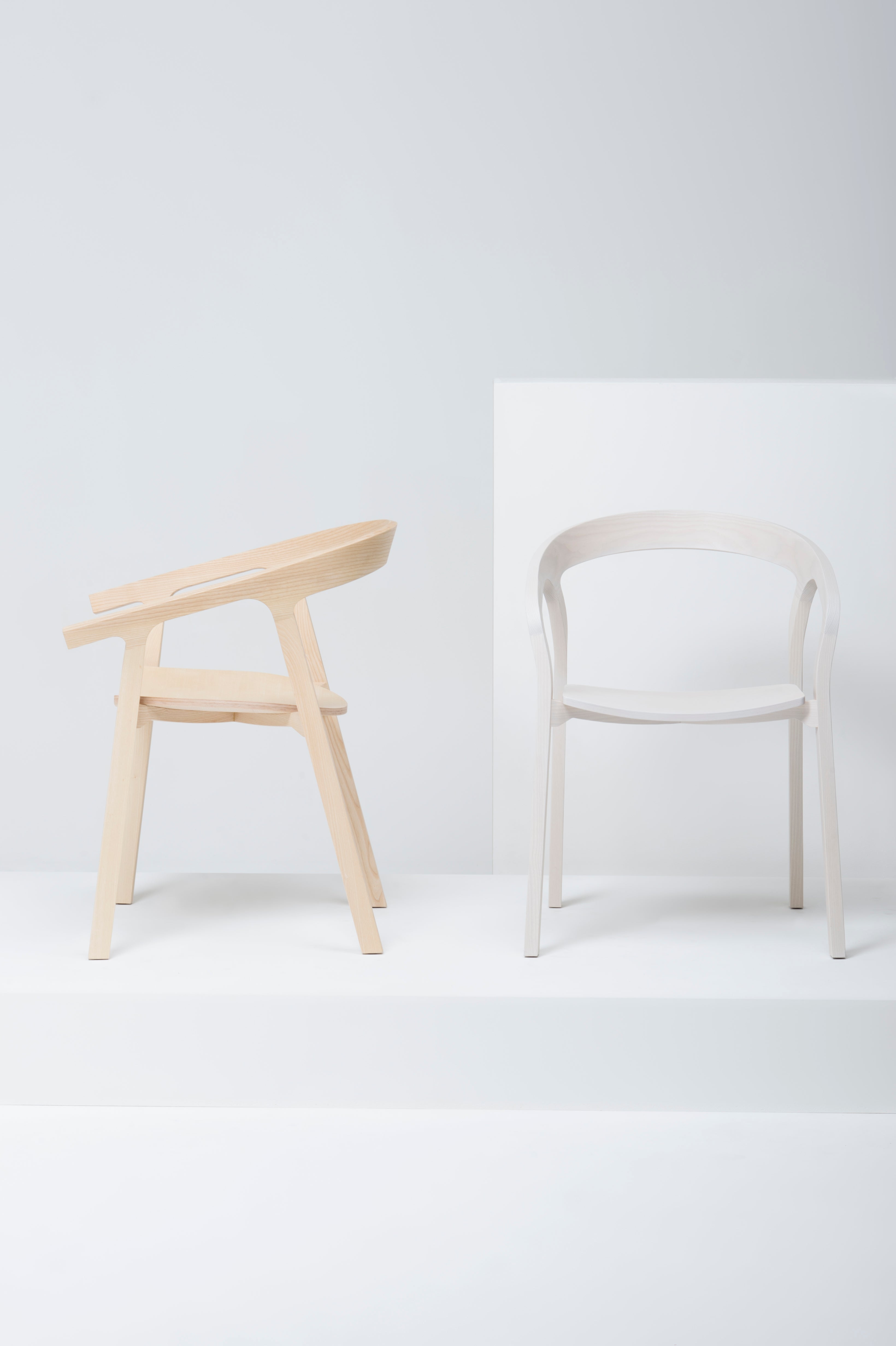 Mattiazzi MC1 HE SAID Chair เก้าอี้ไม้ ash ออกแบบโดย Nitzan Cohen พร้อม armrest ทรงชัดเจนและรายละเอียดงานไม้โค้งต่อเนื่อง