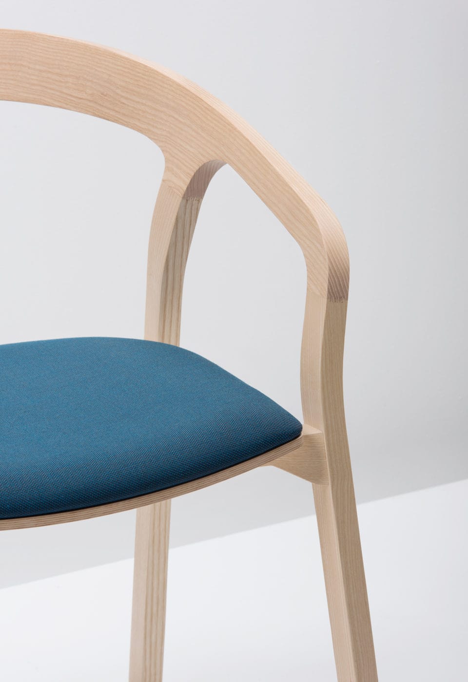 Mattiazzi MC1 SHE SAID Chair เก้าอี้ไม้ ash ออกแบบโดย Nitzan Cohen พร้อม armrest โค้งลาดและรายละเอียดงานไม้ต่อเนื่อง